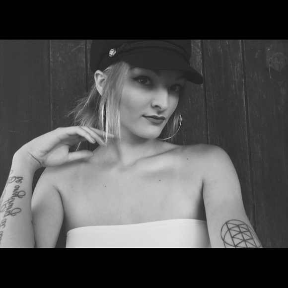 Meet your Posher, Tiffany - Picture 7 of 7